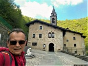 86 Santuario Madonna del Perello, ingresso nord dalla strada con parcheggio